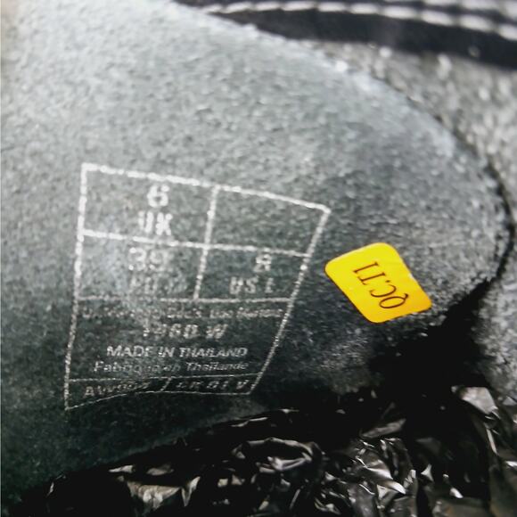 Dr. Martens Women's SZ 8 1460 Women's Patent Leather Lace Up Boots in Black - Picture 7 of 9